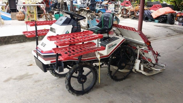 รถปลูกข้าวนั่งขับ YANMAR  RR40  (2) ดำนา 4 แถว   เก่าญี่ปุ่น สภาพสวย เครื่องยนต์ติดง่าย สภาพพร้อมใช้งาน ไม่เคยใช้งานในไทย