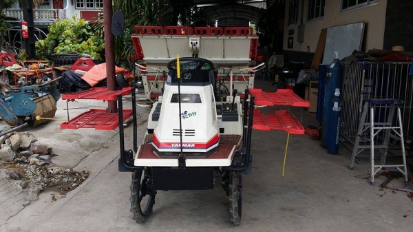 รถปลูกข้าวนั่งขับ YANMAR  RR40  (2) ดำนา 4 แถว   เก่าญี่ปุ่น สภาพสวย เครื่องยนต์ติดง่าย สภาพพร้อมใช้งาน ไม่เคยใช้งานในไทย
