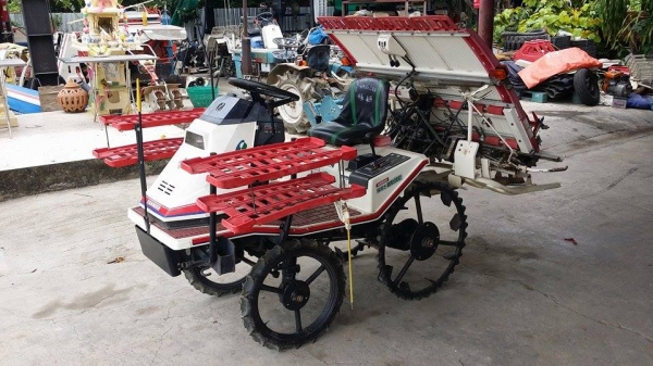 รถปลูกข้าวนั่งขับ YANMAR  RR40  (2) ดำนา 4 แถว   เก่าญี่ปุ่น สภาพสวย เครื่องยนต์ติดง่าย สภาพพร้อมใช้งาน ไม่เคยใช้งานในไทย