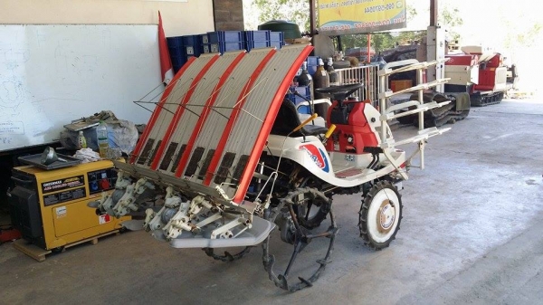 รถปลูกข้าวนั่งขับ MITSUBISHI  รุ่น MPR4H เก่าญี่ปุ่น  ดำนา 4 แถว พร้อมกล่องหยอดปุ๋ยน้ำด้านข้าง สภาพสวย