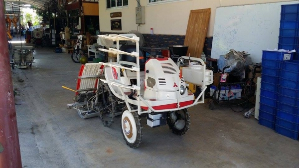 รถปลูกข้าวนั่งขับ MITSUBISHI  รุ่น MPR4H เก่าญี่ปุ่น  ดำนา 4 แถว พร้อมกล่องหยอดปุ๋ยน้ำด้านข้าง สภาพสวย