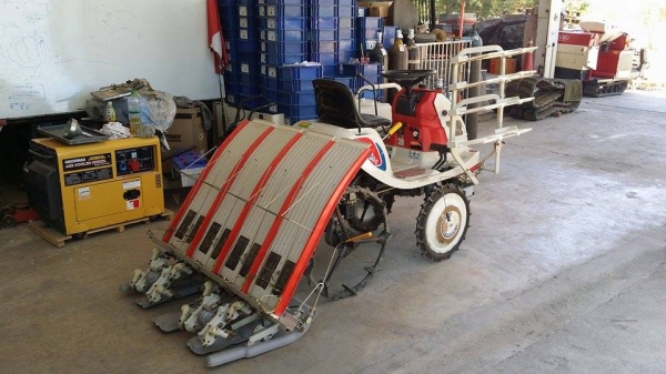 รถปลูกข้าวนั่งขับ MITSUBISHI  รุ่น MPR4H เก่าญี่ปุ่น  ดำนา 4 แถว พร้อมกล่องหยอดปุ๋ยน้ำด้านข้าง สภาพสวย