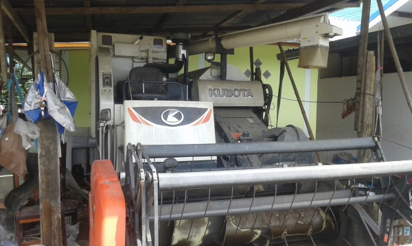 ขาย *600000*รถเกี่ยวข้าว DC70 อุ้ม พร้อมใช้ ใช้งาน ปีเดียว