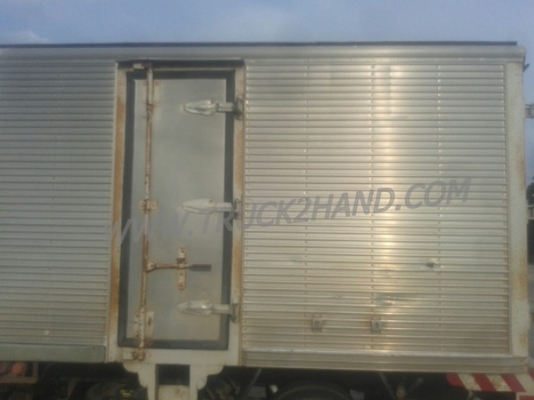 รถบรรทุก 6 ล้อ ISUZU ELF ตู้บรรทุก