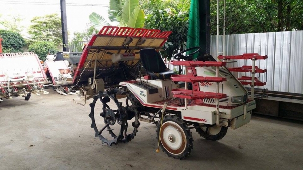 รถปลูกข้าวนั่งขับ YANMAR รุ่น RR550  ดำนา 5 แถว  พร้อมกล่องหยอดปุ๋ยด้านท้าย  เก่าญี่ปุ่น สภาพสวย