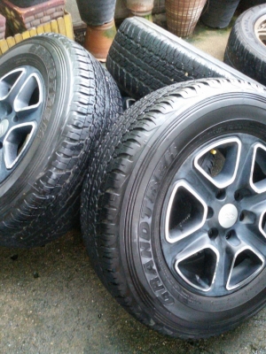 ล้อ ford ขอบ 17 พร้อมยาง 265 65 17 destone ปี 13 ชุดล่ะ 7,500