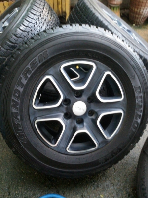 ล้อ ford ขอบ 17 พร้อมยาง 265 65 17 destone ปี 13 ชุดล่ะ 7,500