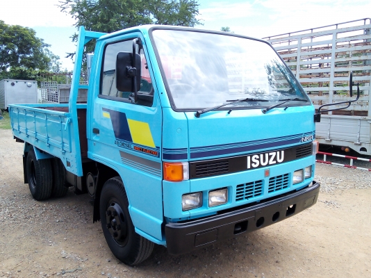 6 ล้อสั้น  ISUZU  NKR  88  แรงม้า  * ยาว 3.20 ม. *  รถสวยจริง+สภาพพร้อมใช้งาน * รถห้างแท้ *  มีเล่มพร้อมโอน *