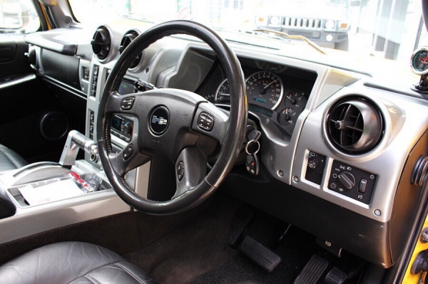 Hummer H2 ปี 2011 ตัวท็อปสุด มีซันรูฟ แร็คหลังคา กาดกันชนหน้า กันแท็งแต่ง เครื่องเสียง Bose จอ 3 จอ ภายในชุดแต่งมินเลเนี่ยม ยางเบิกใหม่เอี่ยม 4 เส้น ของแต่งเต็มสุด เซอร์วิทย์จากศูนย์วัฒนามาตลอด สภาพแบบนี้หายาก ราคาพิเศษถูกสุดในประเทศ 4,190,000 บาท  สนใจติ