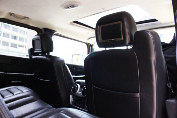 Hummer H2 ปี 2011 ตัวท็อปสุด มีซันรูฟ แร็คหลังคา กาดกันชนหน้า กันแท็งแต่ง เครื่องเสียง Bose จอ 3 จอ ภายในชุดแต่งมินเลเนี่ยม ยางเบิกใหม่เอี่ยม 4 เส้น ของแต่งเต็มสุด เซอร์วิทย์จากศูนย์วัฒนามาตลอด สภาพแบบนี้หายาก ราคาพิเศษถูกสุดในประเทศ 4,190,000 บาท  สนใจติ