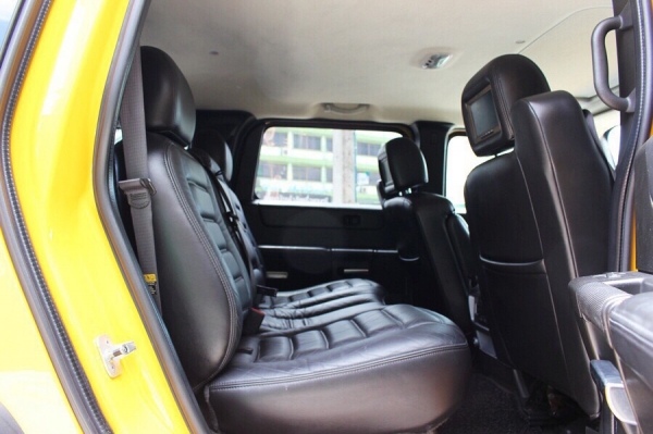 Hummer H2 ปี 2011 ตัวท็อปสุด มีซันรูฟ แร็คหลังคา กาดกันชนหน้า กันแท็งแต่ง เครื่องเสียง Bose จอ 3 จอ ภายในชุดแต่งมินเลเนี่ยม ยางเบิกใหม่เอี่ยม 4 เส้น ของแต่งเต็มสุด เซอร์วิทย์จากศูนย์วัฒนามาตลอด สภาพแบบนี้หายาก ราคาพิเศษถูกสุดในประเทศ 4,190,000 บาท  สนใจติ