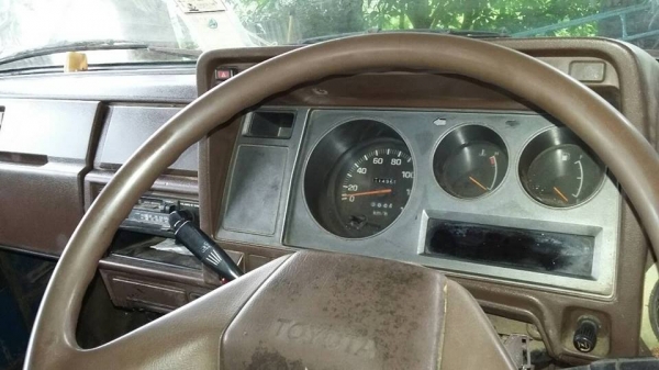 ขาย6ล้อtoyota สั้น85แชชซีสวย เครื่องดี พื้นสวยพร้อมคอกเสริมข้าง พร้อมใช้งาน เอกสารพร้อมโอน