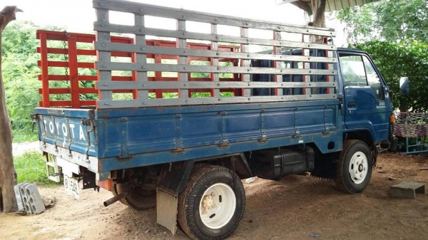 ขาย6ล้อtoyota สั้น85แชชซีสวย เครื่องดี พื้นสวยพร้อมคอกเสริมข้าง พร้อมใช้งาน เอกสารพร้อมโอน