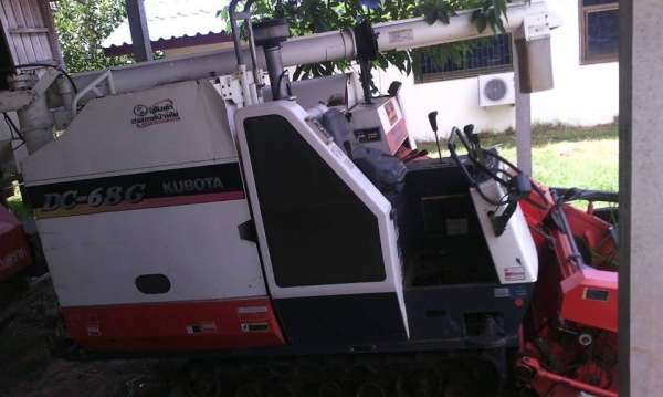 ขายรถเกี่ยวข้าว kubota dc68ใช้งานน้อย เอกสารเล่มทะเบียนพร้อมโอนช่วงล่างดี เครื่องดี
