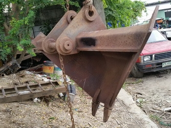 ขาย บุ้งกี๋ มือขุด หายาก แบบสามเหลี่ยม สำหรับบขุดร่องน้ำ รูแกนสลัก 65 มม  ระยะห่าง 29 ซม