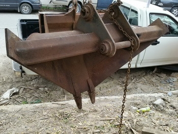 ขาย บุ้งกี๋ มือขุด หายาก แบบสามเหลี่ยม สำหรับบขุดร่องน้ำ รูแกนสลัก 65 มม  ระยะห่าง 29 ซม