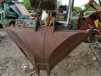 ขาย บุ้งกี๋ มือขุด หายาก แบบสามเหลี่ยม สำหรับบขุดร่องน้ำ รูแกนสลัก 65 มม  ระยะห่าง 29 ซม