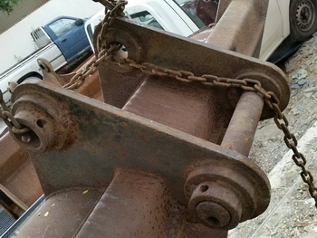 ขาย บุ้งกี๋ มือขุด หายาก แบบสามเหลี่ยม สำหรับบขุดร่องน้ำ รูแกนสลัก 65 มม  ระยะห่าง 29 ซม