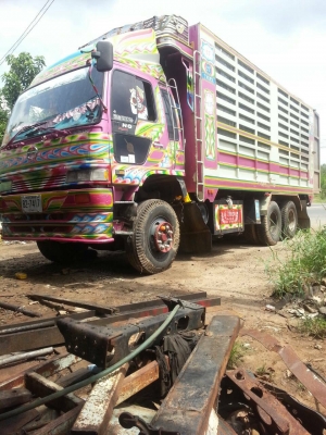 ขายรถสิบล้อสองเพลา 2k เครื่อง260แรง เครื่องคัชชีสวย  มีระบบลากพ่วง สภาพพร้อมใช้งาน