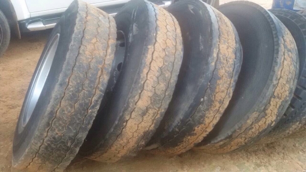 ขายยาง  11R22.5 สภาพ70\%ราคาต่อรองได้  จำนวน 4 เส้น