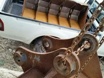 อีกตัวครับ บุ้งกี๋ มือขุด สำหรับตักดิน แต่งดิน ปาดหน้าดิน แกนสลัก 60 มิล ระยะห่าง  29 ซม