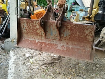 อีกตัวครับ บุ้งกี๋ มือขุด สำหรับตักดิน แต่งดิน ปาดหน้าดิน แกนสลัก 60 มิล ระยะห่าง  29 ซม