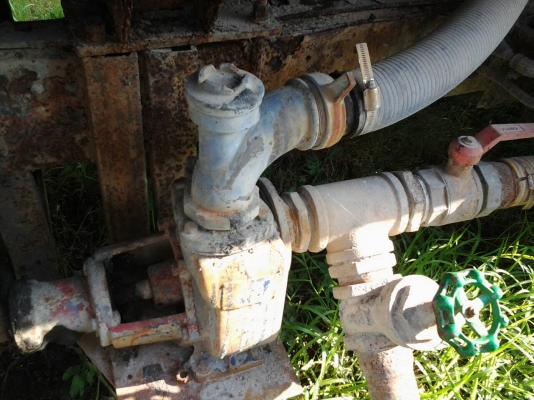 ต้องการขายรถหกล้อบรรทุกน้ำเครื่อง6BD1 ต้องการขายรถหกล้อบรรทุกน้ำเครื่อง6BD1