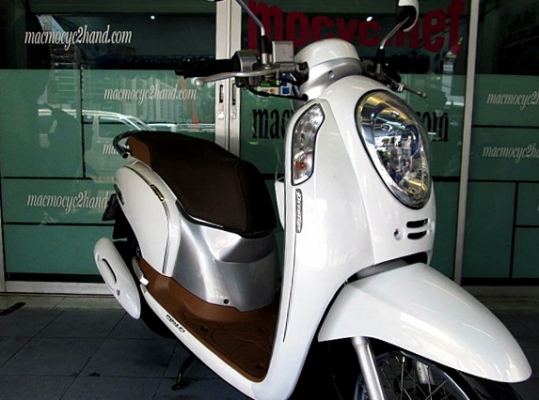 scoopy i สีขาว พิมนิยม แต่งสติ้กเกอร์ลายใหม่ล่าสุด สวยงามยิ่งขึ้น รถเดือน ธันวาคม ปี 56 ไมล์ 5 พันโล แถม 3รายการ 32900