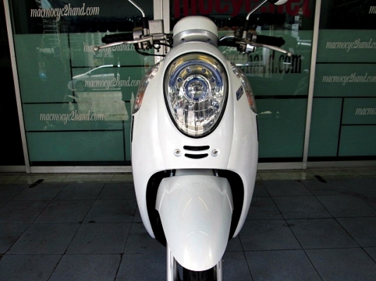 scoopy i สีขาว พิมนิยม แต่งสติ้กเกอร์ลายใหม่ล่าสุด สวยงามยิ่งขึ้น รถเดือน ธันวาคม ปี 56 ไมล์ 5 พันโล แถม 3รายการ 32900