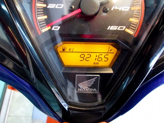 click 125 i สีขาวดำ รุ่น คอมบายเบลก รถเดือน กรกฏาคม ปี 2556 ไมล์ 9 พันโล โปรโมชั่น ของแถม 3 รายการ 28900