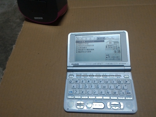 CASIO  DATA PLUS เป็นเครื่องบันทึกข้อมูล แปลกภาษา และอื่นๆ