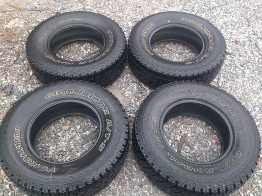 ขายยาง YOKOHAMA  A/T 265/70R16 ยางสัปดาห์ที่10ปี13 ดอกยางหนาสดเท่ากันสวยๆ จำนวน 1 ชุด 6800