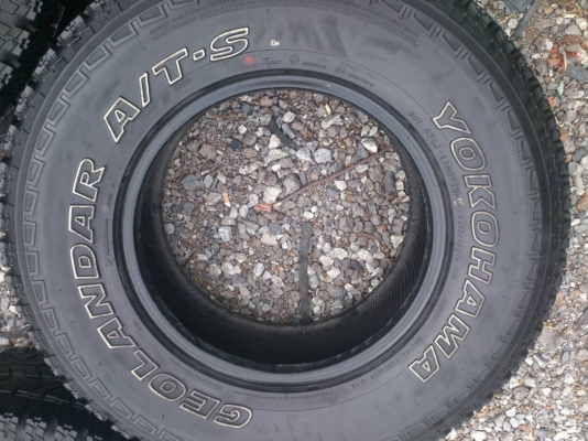 ขายยาง YOKOHAMA  A/T 265/70R16 ยางสัปดาห์ที่10ปี13 ดอกยางหนาสดเท่ากันสวยๆ จำนวน 1 ชุด 6800