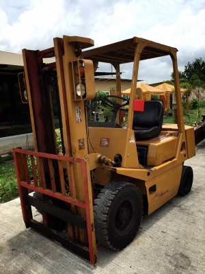 ขายรถ FORKLIFT ยี่ห้อ TCM ขนาด2.5ตัน เครื่องยนต์ดีเซล เกียร์ธรรมดา ยกสูง3เมตร