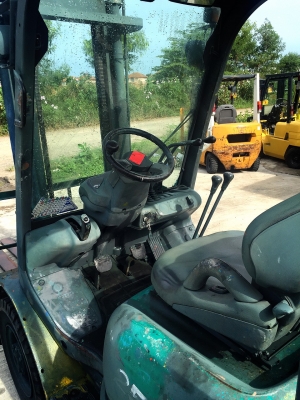 ขายรถ FORKLIFT ยี่ห้อ KOMATSU ขนาด2.5ตัน เครื่องยนต์ดีเซล เกียร์ธรรมดา ยกสูง4เมตร
