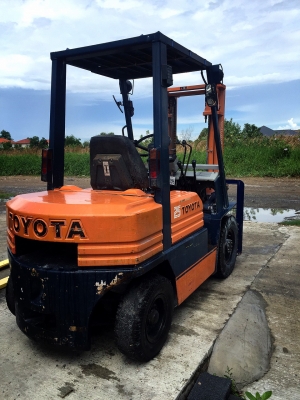 ขายรถ FORKLIFT ยี่ห้อ TOYOTA  ขนาด2.5ตัน เครื่องยนต์ดีเซล เกียร์ธรรมดา ยกได้สูง3เมตร