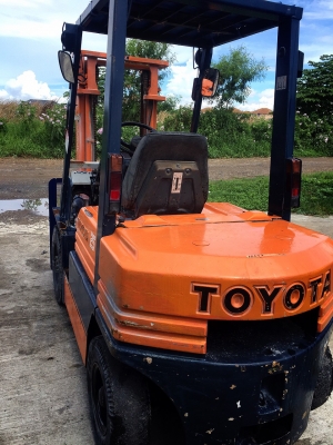 ขายรถ FORKLIFT ยี่ห้อ TOYOTA  ขนาด2.5ตัน เครื่องยนต์ดีเซล เกียร์ธรรมดา ยกได้สูง3เมตร