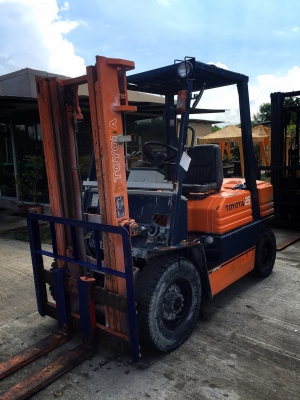 ขายรถ FORKLIFT ยี่ห้อ TOYOTA  ขนาด2.5ตัน เครื่องยนต์ดีเซล เกียร์ธรรมดา ยกได้สูง3เมตร
