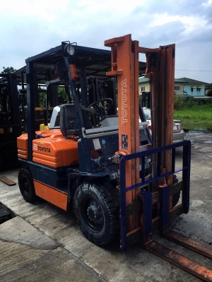 ขายรถ FORKLIFT ยี่ห้อ TOYOTA  ขนาด2.5ตัน เครื่องยนต์ดีเซล เกียร์ธรรมดา ยกได้สูง3เมตร