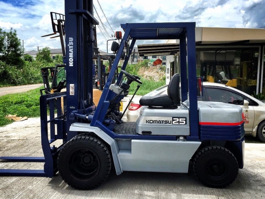 ขายรถ FORKLIFT ยี่ห้อ KOMATSU ขนาด2.5ตัน เครื่องยนต์ดีเซล เกียร์ธรรมดา ยกสูง5เมตร พร้อมเเผงงาควํ่าหงาย