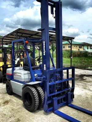 ขายรถ FORKLIFT ยี่ห้อ KOMATSU ขนาด2.5ตัน เครื่องยนต์ดีเซล เกียร์ธรรมดา ยกสูง5เมตร พร้อมเเผงงาควํ่าหงาย