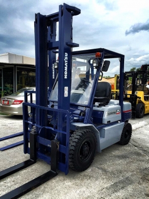 ขายรถ FORKLIFT ยี่ห้อ KOMATSU ขนาด2.5ตัน เครื่องยนต์ดีเซล เกียร์ออร์โต้ ยกสุง4เมตร