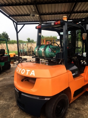 ขายรถ FORKLIFT ยี่ห้อ TOYOTA ขนาด3.5ตัน เครื่องยนต์เบนซิล เกียร์ธรรมดา ยกสุง3.5เมตร