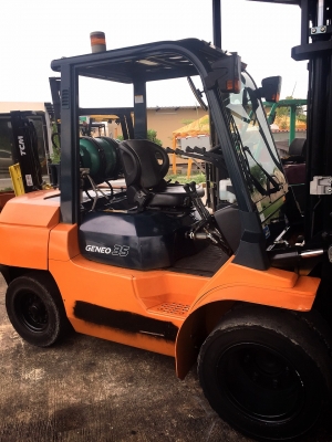 ขายรถ FORKLIFT ยี่ห้อ TOYOTA ขนาด3.5ตัน เครื่องยนต์เบนซิล เกียร์ธรรมดา ยกสุง3.5เมตร