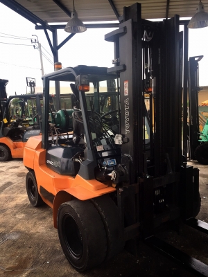 ขายรถ FORKLIFT ยี่ห้อ TOYOTA ขนาด3.5ตัน เครื่องยนต์เบนซิล เกียร์ธรรมดา ยกสุง3.5เมตร
