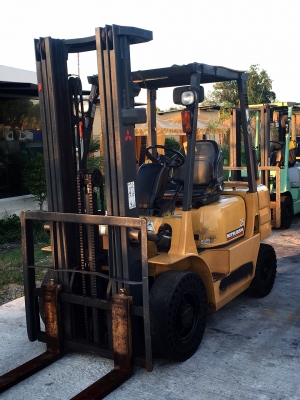 ขายรถ FORKLIFT ยี่ห้อ MITSUBISHI ขนาด2.5ตัน เครื่องยนต์ดีเซล เกียร์ธรรมดา ยกสุง5เมตร