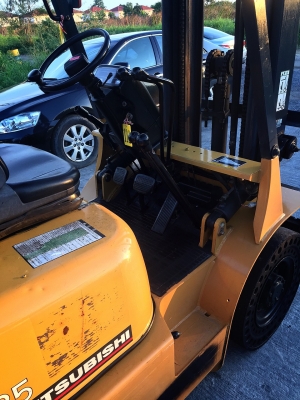 ขายรถ FORKLIFT ยี่ห้อ MITSUBISHI ขนาด2.5ตัน เครื่องยนต์ดีเซล เกียร์ธรรมดา ยกสุง5เมตร