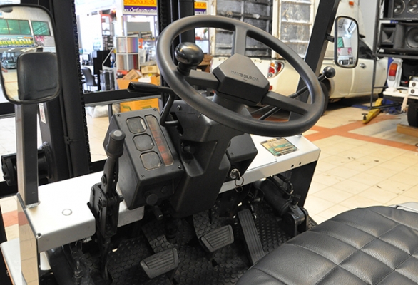 ขายรถโฟล์คลิฟท์มือสอง ดีเซล NISSAN  รุ่น EH01 ราคา 225,000 บาท นำเข้าจากประเทศญี่ปุ่น 100\% ไม่เคยใช้งานในไทย