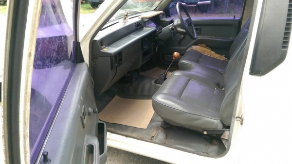 รถมิตซูสีขาว L200 ไซโคลน ตอนเดียว