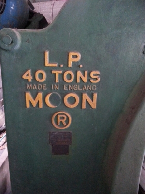 เครื่องปั๊ม 200TON และ40 30 ราคาถูก เครื่องปั๊ม 200TON และ40 30 ราคาถูก